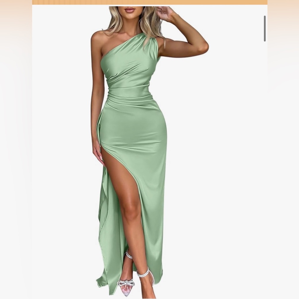 Brand new Elegant One-Shoulder Green Gown